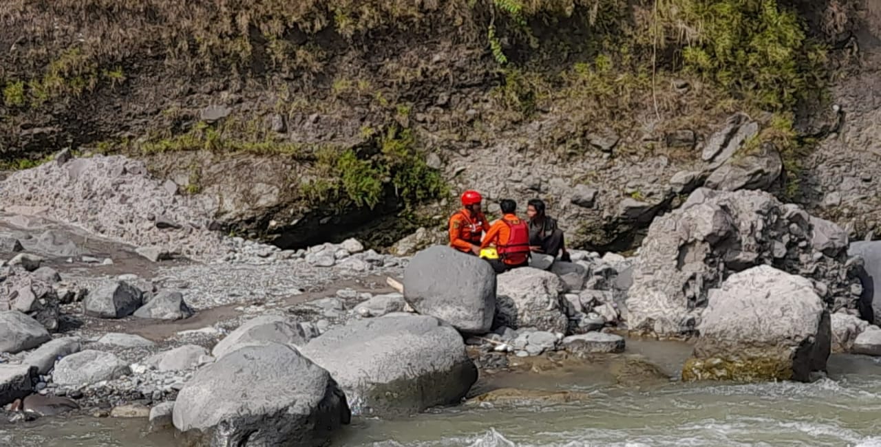 Terhalang Debit Tinggi, Survivor Terdampar di Tepi Sungai Merawu Banjarnegara 