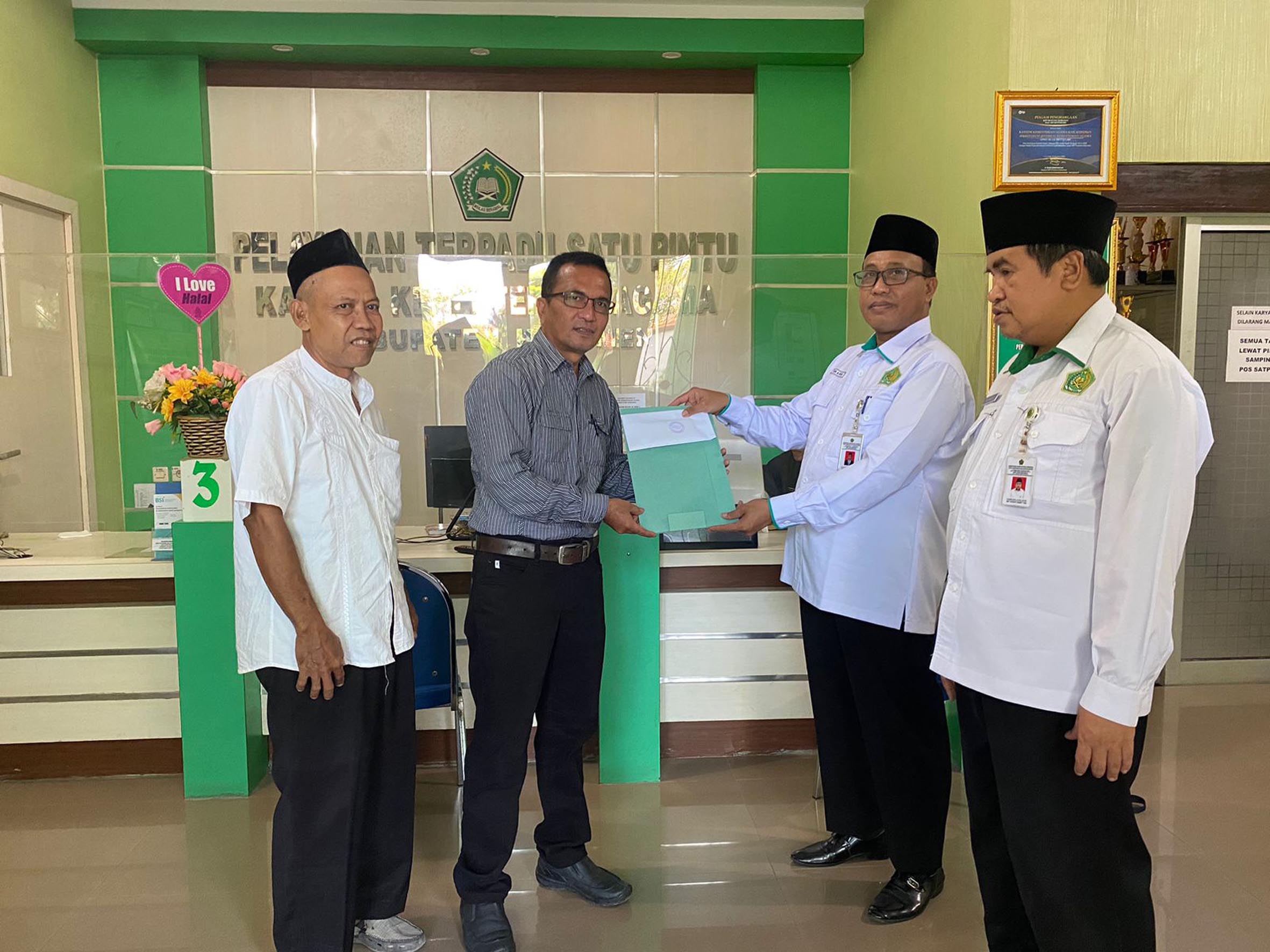 Kemenag Kebumen Serahkan Bantuan Pembangunan Mushola Syekh Umar