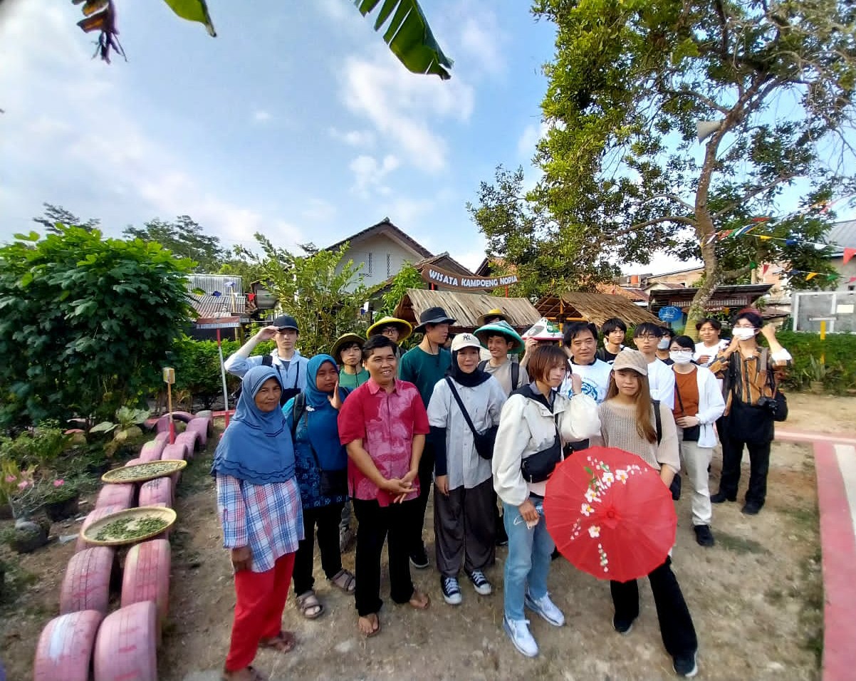 Rombongan Wisatawan Jepang Datangi Kampung Nopia Desa Pekunden