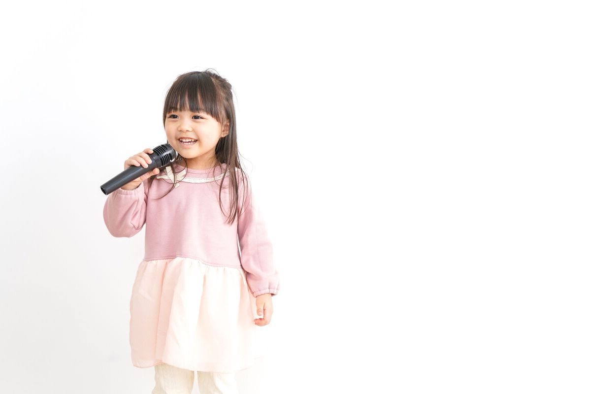 8 Cara Mengembangkan Potensi Anak yang Hobi Bernyanyi 
