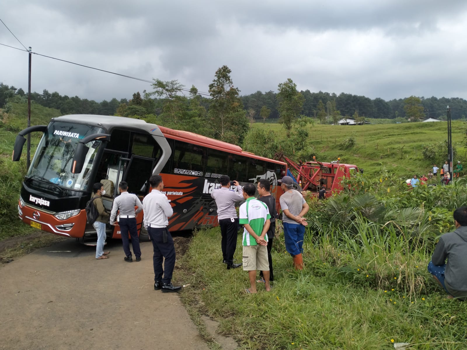 Begini 5 Kronologi Lengkap Bus Rombongan Study Tour SMP N 2 Sumbang Terperosok Jalur Limpakuwus - Baturraden