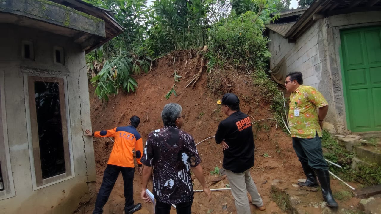 Longsor di Karangjambu, Tiga Rumah dan Talud Pengaman Bangunan TK Rusak