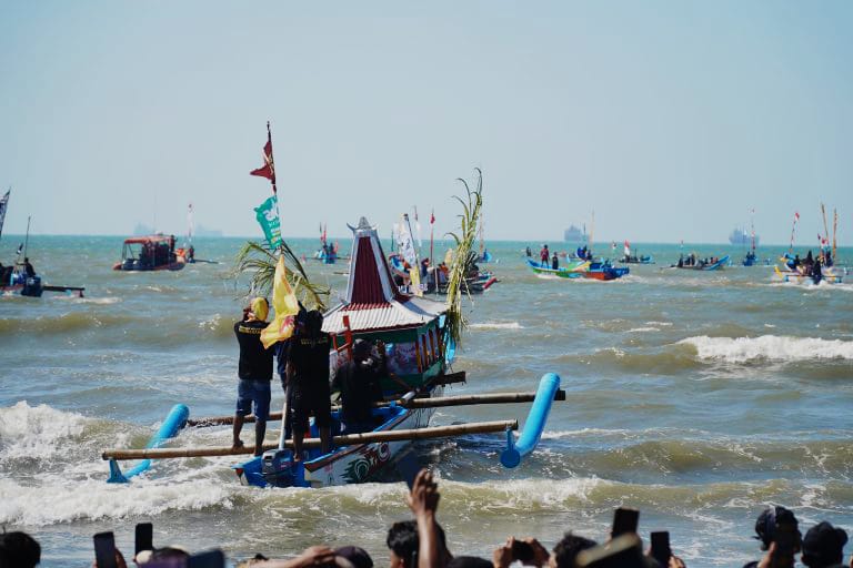 Sedekah Laut Kembali Digelar di Cilacap, Puluhan Jolen Dilarung di Pantai Teluk Penyu