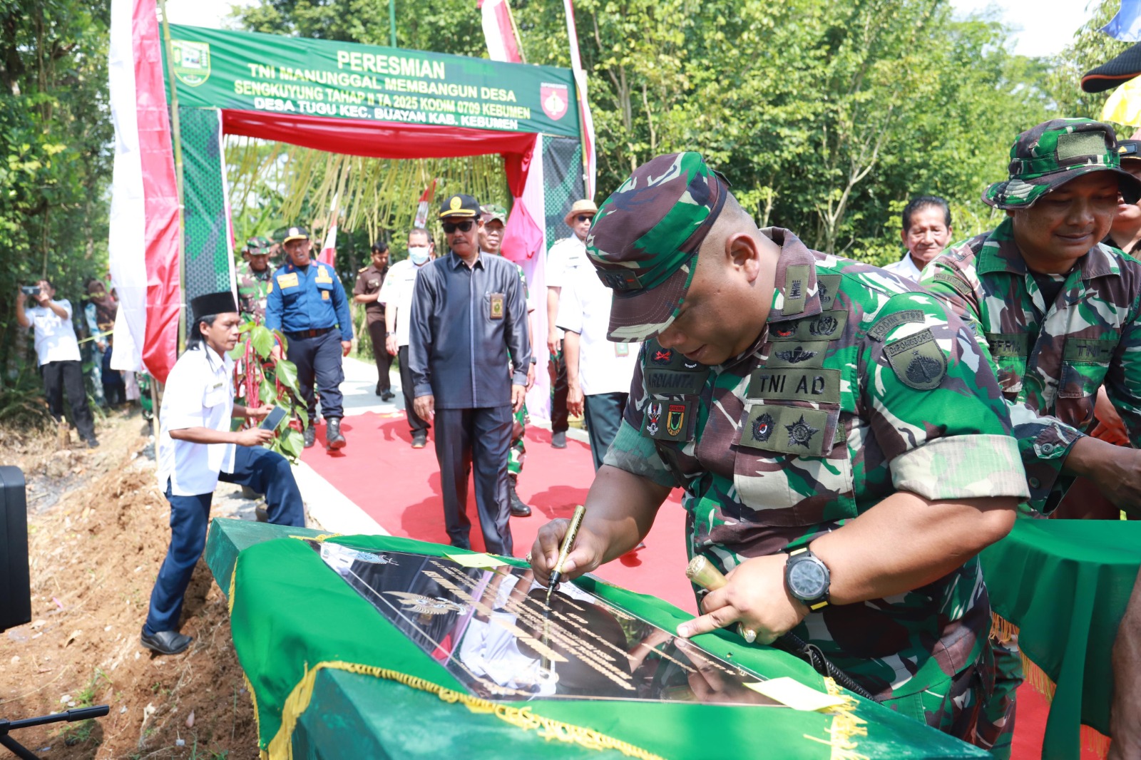 TMMD Bangun Jalan Rabat Beton di Desa Tugu Kebumen