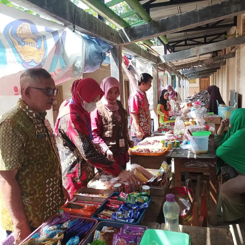 Sidak Kantin Sekolah di Cilacap, Tim Jejaring Keamanan Pangan Daerah Temukan Jajanan Tidak Sehat