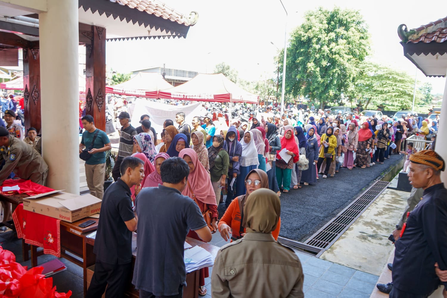 1.000 Paket Sembako Murah Ludes Terjual