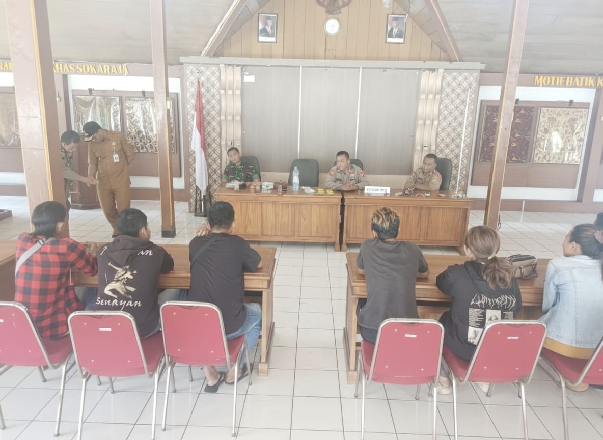 Operasi Pekat Sokaraja, Delapan Pengamen Dibina, Miras dan Uang Diamankan