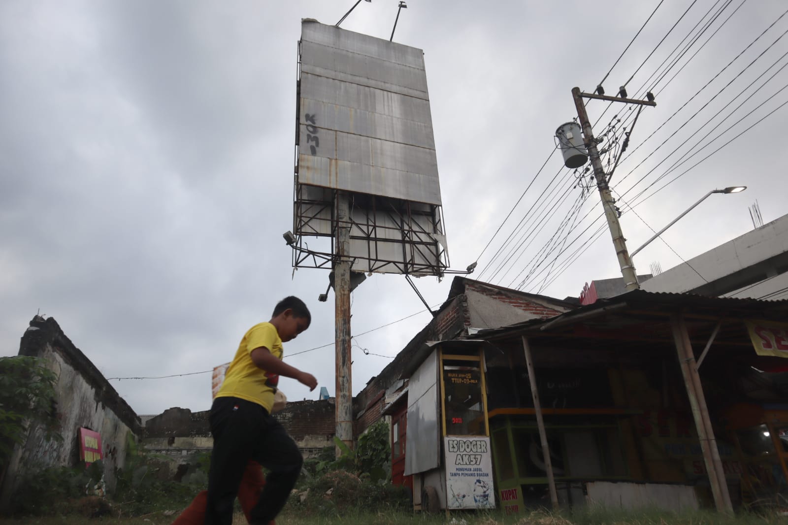 Papan Reklame Membahayakan, Satpol Identifikasi Sebelum Penertiban