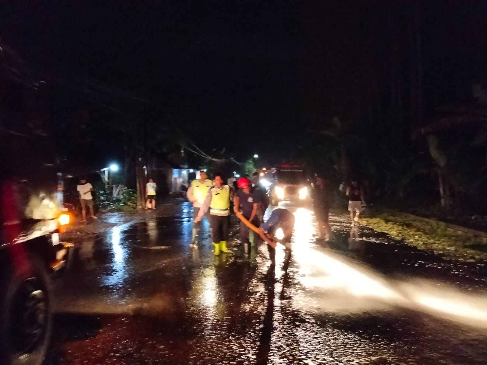Semen dari Truk Molen Tumpah, Akibatkan Jalan Nasional Cimanggu Cilacap Licin 