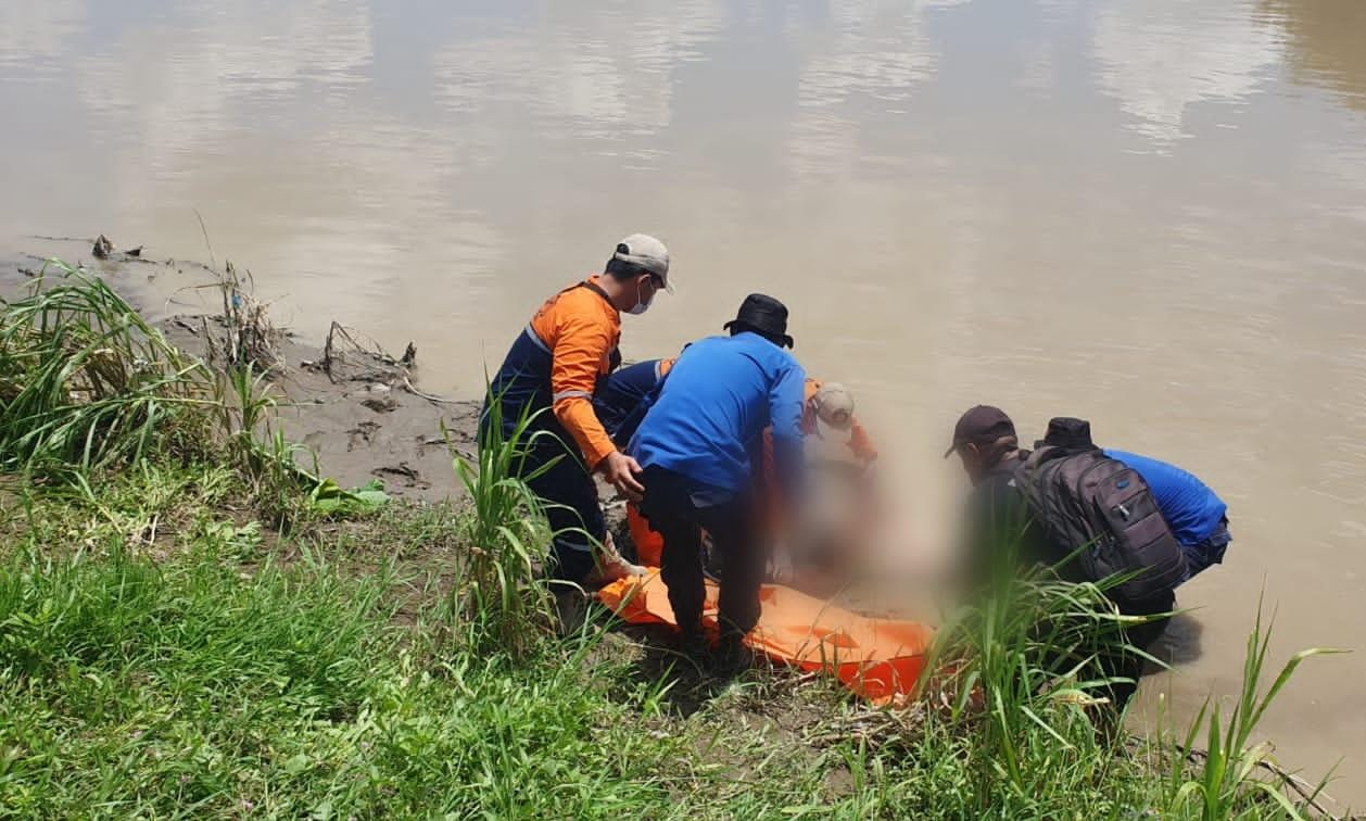Mayat Laki-laki Tanpa Identitas Ditemukan di Sungai Serayu Desa Kembangan