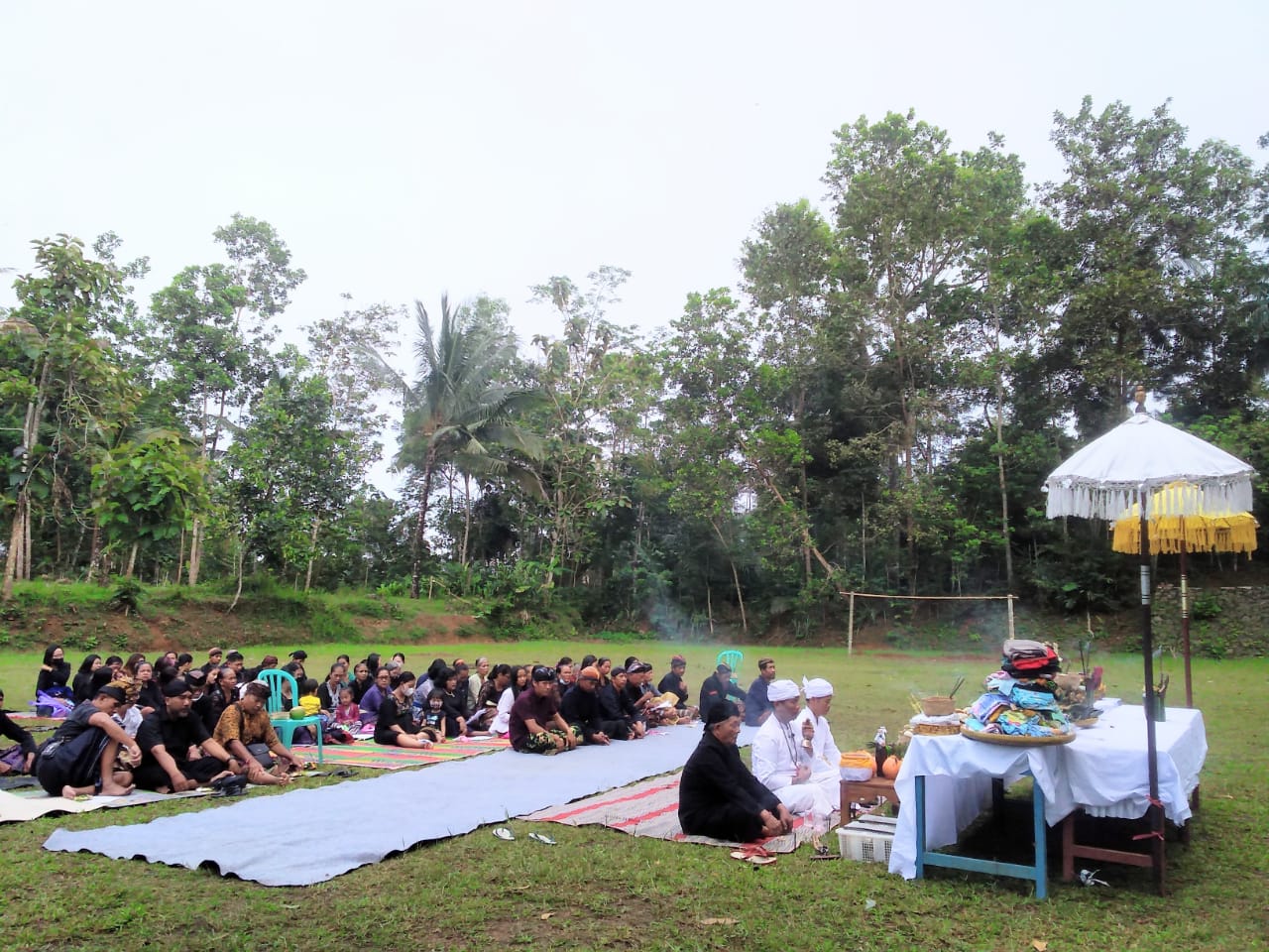 Menyambangi ke Umat Hindu dalam Upacara Entas-Entas Leluhur di Desa Klinting, Kecamatan Somagede  