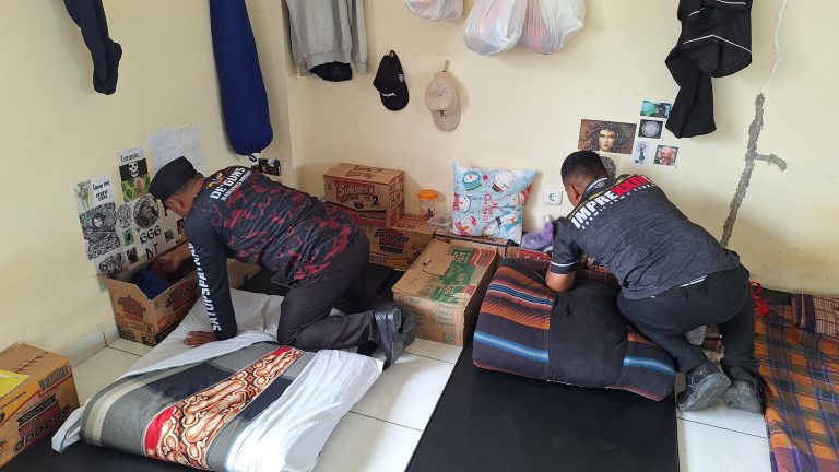 Razia Mendadak, Petugas Sita Potongan Besi dan Botol Kaca di Lapas Nirbaya Nusakambangan Cilacap