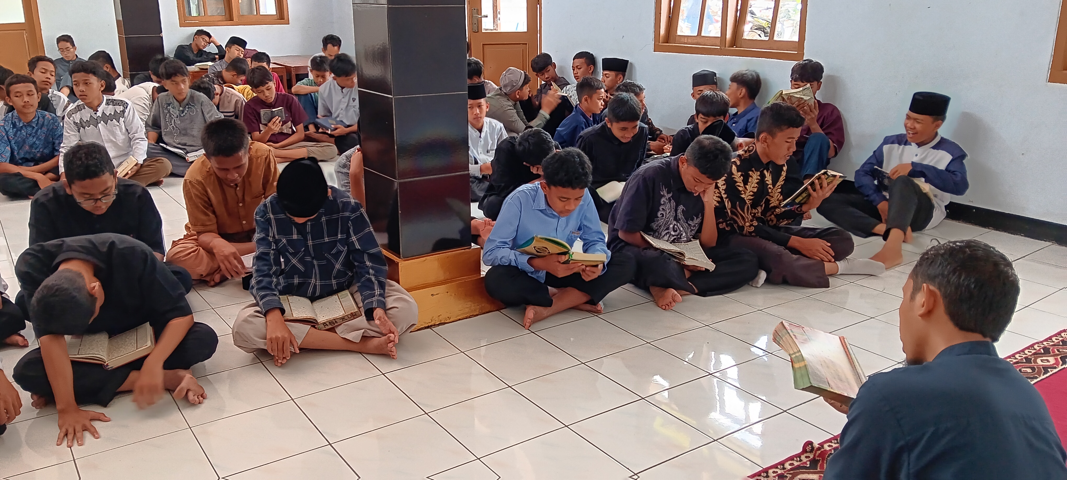 SMP Muhammadiyah Jeruklegi Isi HUT RI dengan Tadarus hingga Bazar