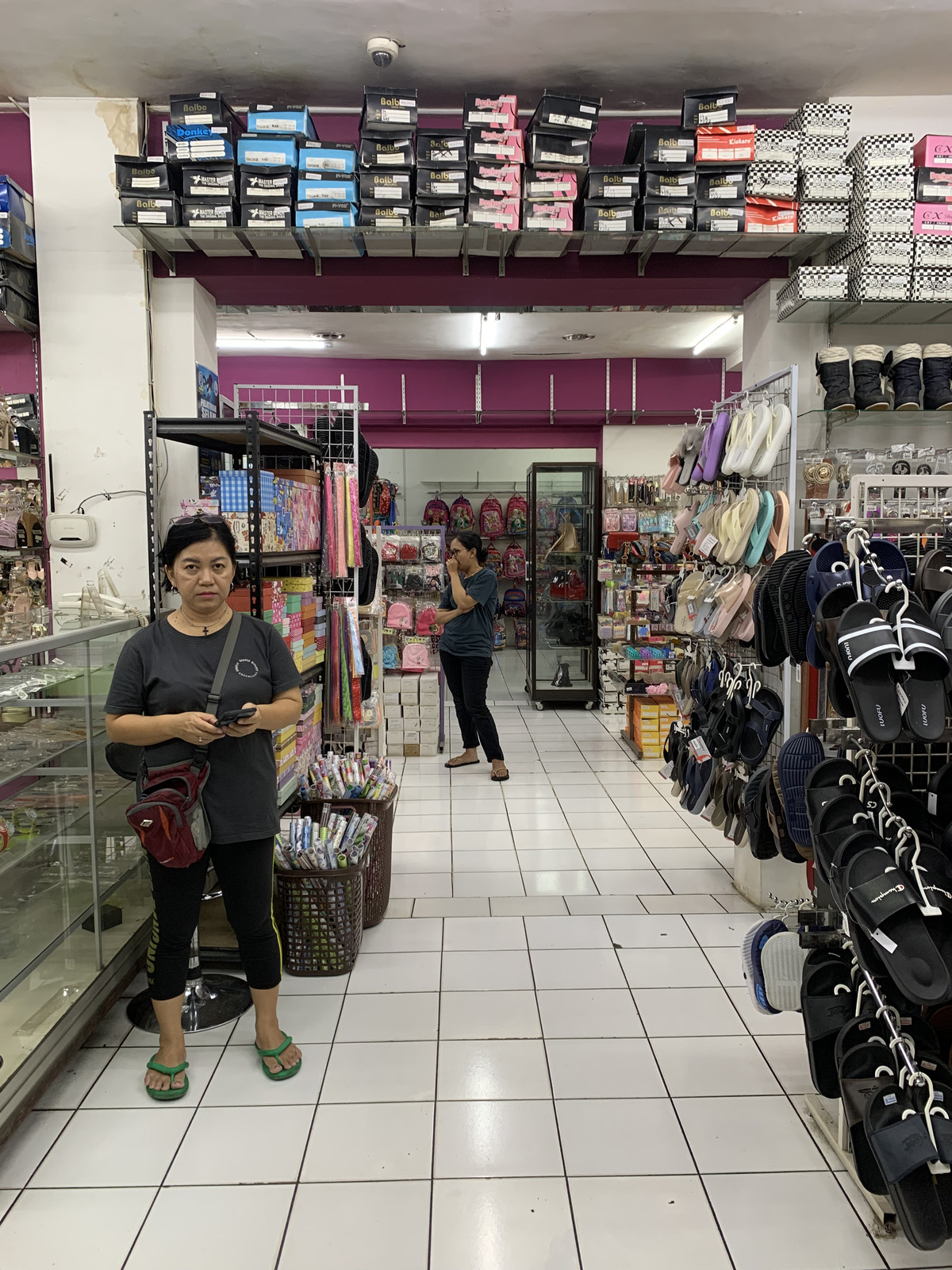 Alas Indah, Pusat Alas Kaki dan Aksesoris dengan Koleksi Heels Lengkap