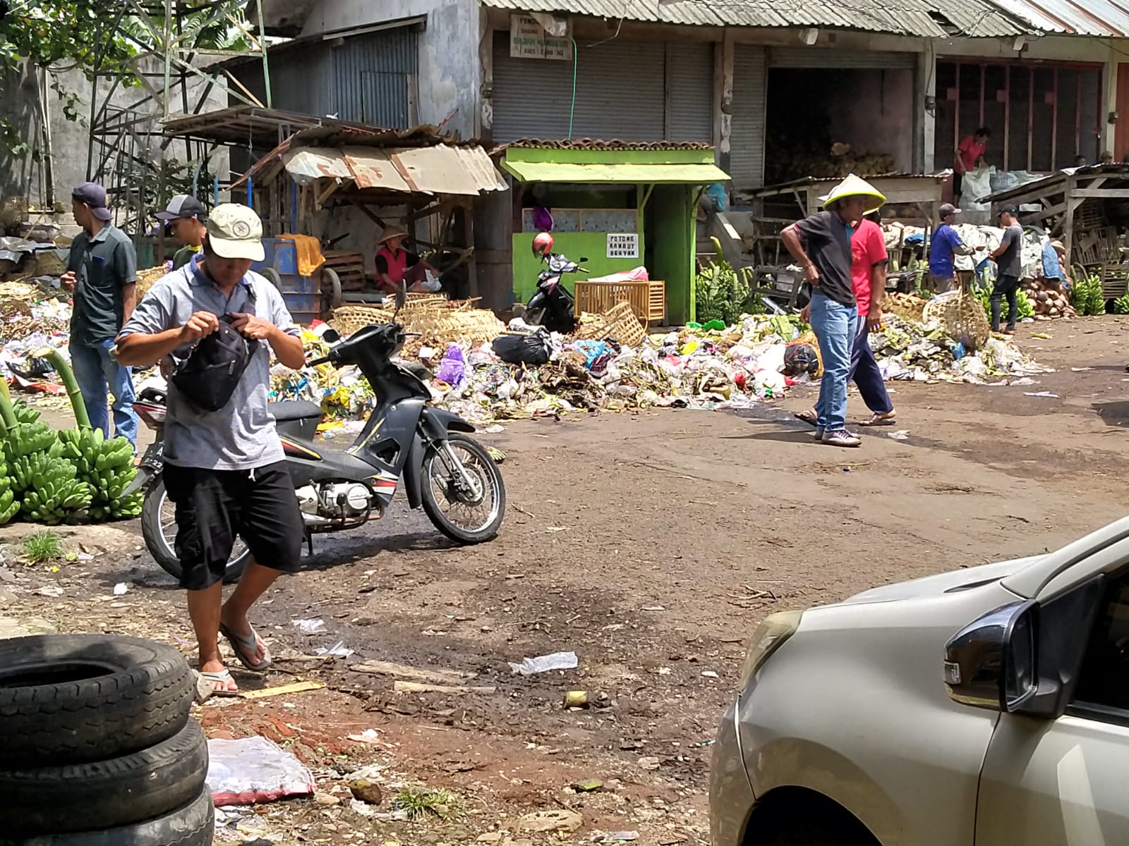 Awal Tahun, Sampah Pasar Ajibarang Menumpuk