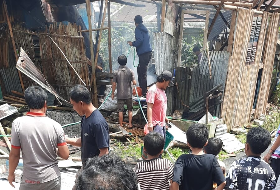 Api dari Tungku Picu Kebakaran, Warga Padamkan dengan Alat Seadanya