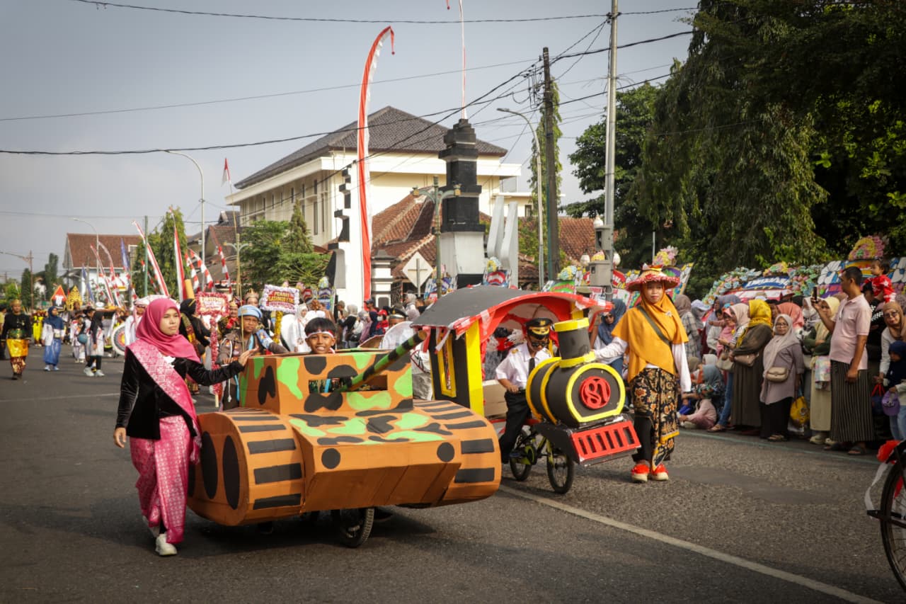 Dari Kreativitas Pelajar hingga Rezeki Pedagang, Ini Cerita Karnaval HUT RI Banjarnegara