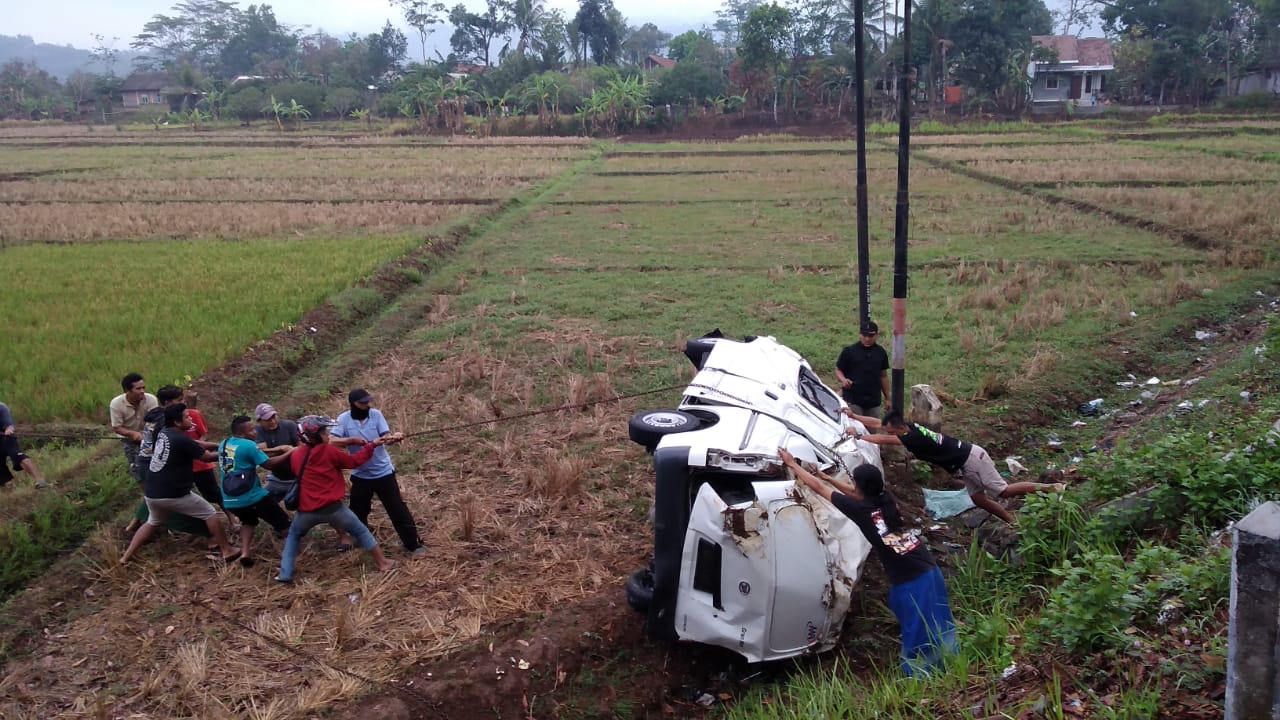 Mobil Pengangkut Paket Terjun ke Sawah di Jalan Nasional Jalur Lingkar Utara