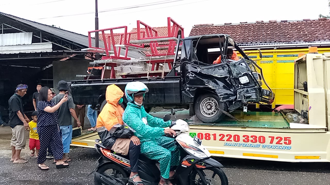 Oleng, Pikap Serudug Truk di Pageralang Kemranjen, Begini Kondisinya