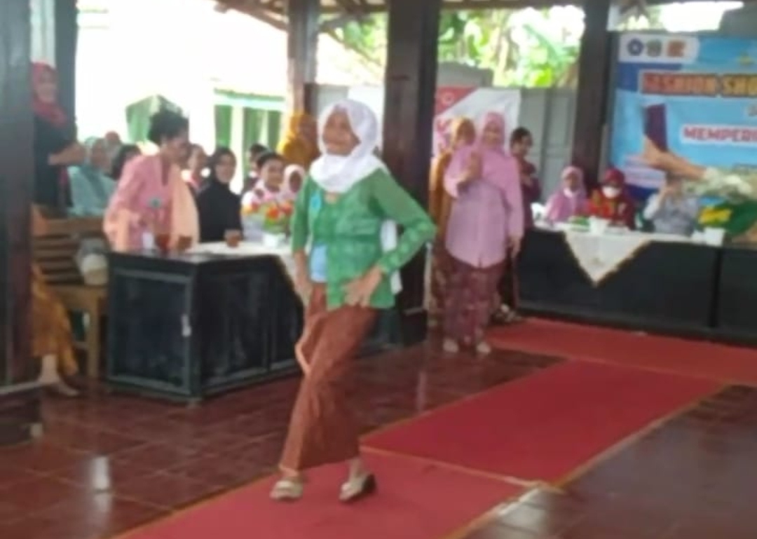 Wow, Tak Kalah Gaya, Nenek 75 Tahun Unjuk Kebolehan di Ajang Peragaan Kebaya