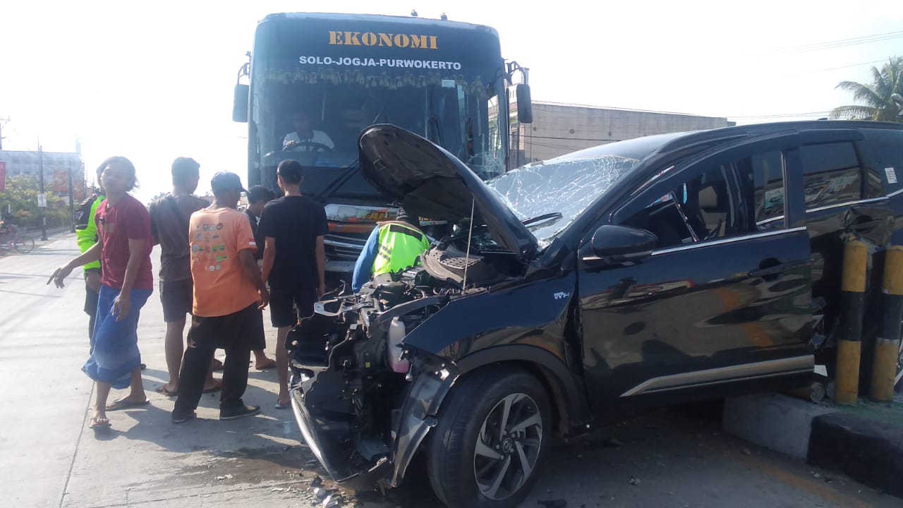 Diduga Terobos Traffic Light, Bus Tabrak Mobil di Banyumas, Dua Korban Luka