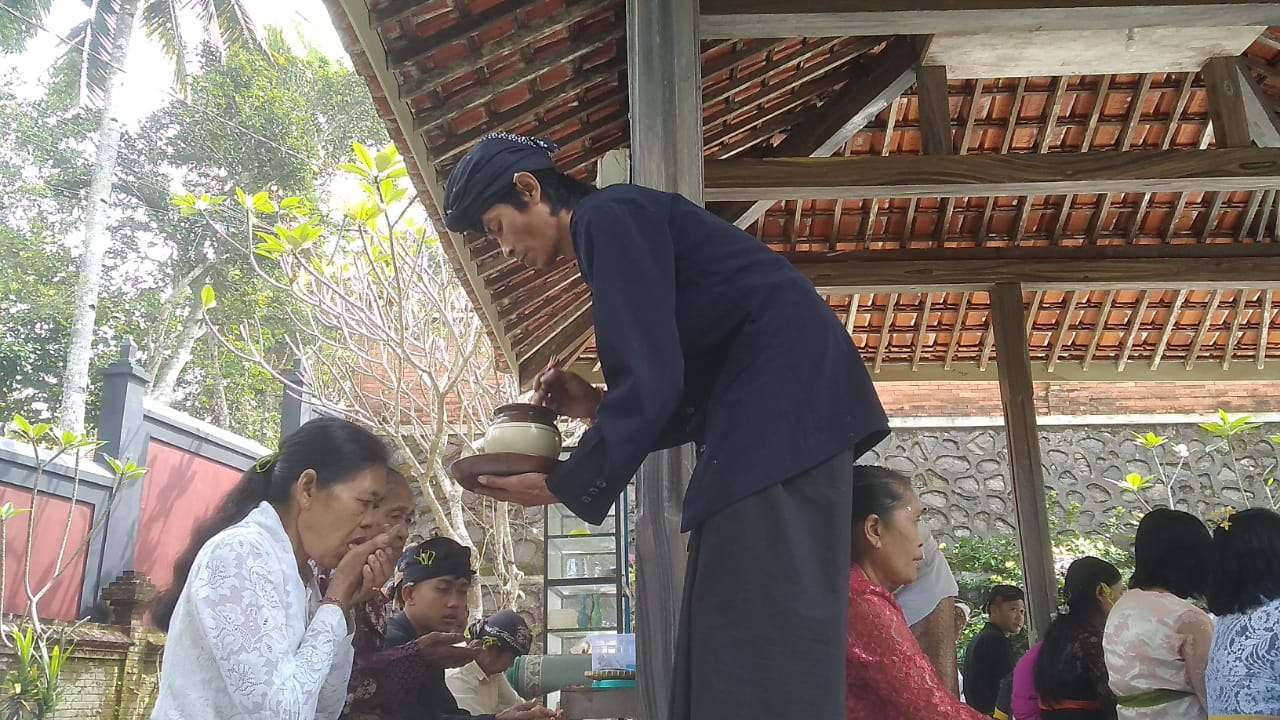 Umat Hindu Sembahyang Tumpek Kandang, Bersihkan Diri dari Sifat Kebinatangan 