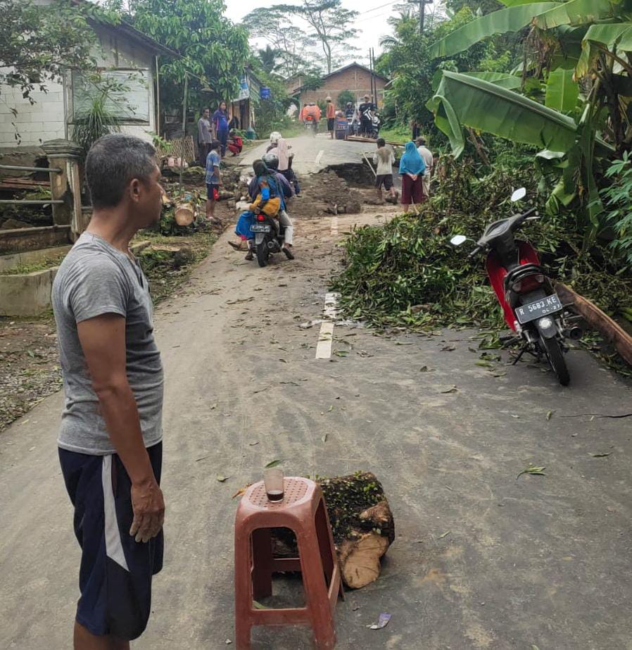 Warga dan Pemerintah Bergotong Royong Tanggulangi Jalan Terputus 