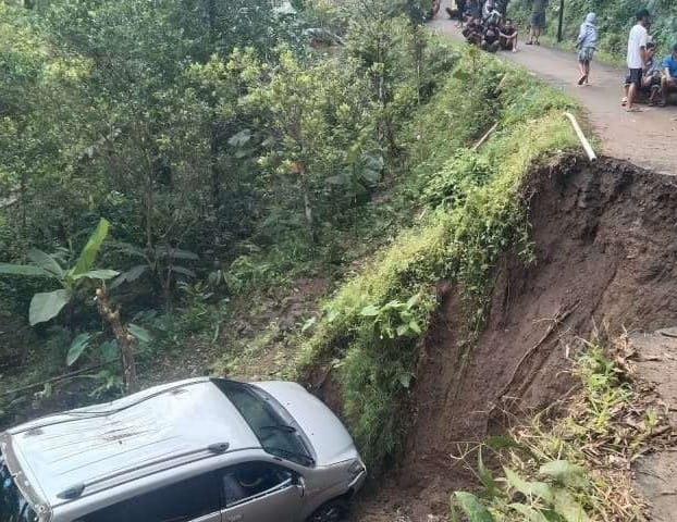 Longsor Tutup Jalan Desa Cikakak, Mobil Terseret Material Sejauh 7 Meter