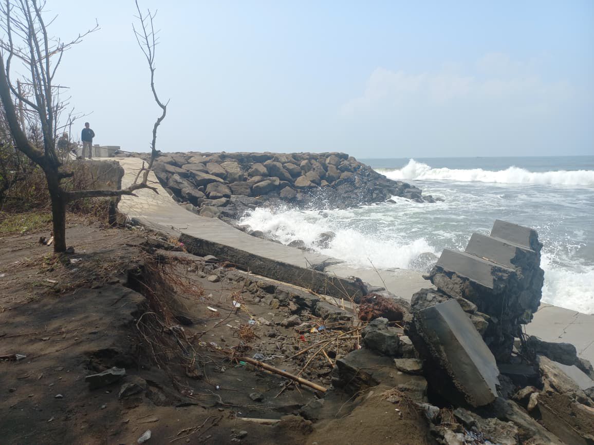 Tanggul Pemecah Ombak Pantai Cemara Jajar Cilacap Hancur Total