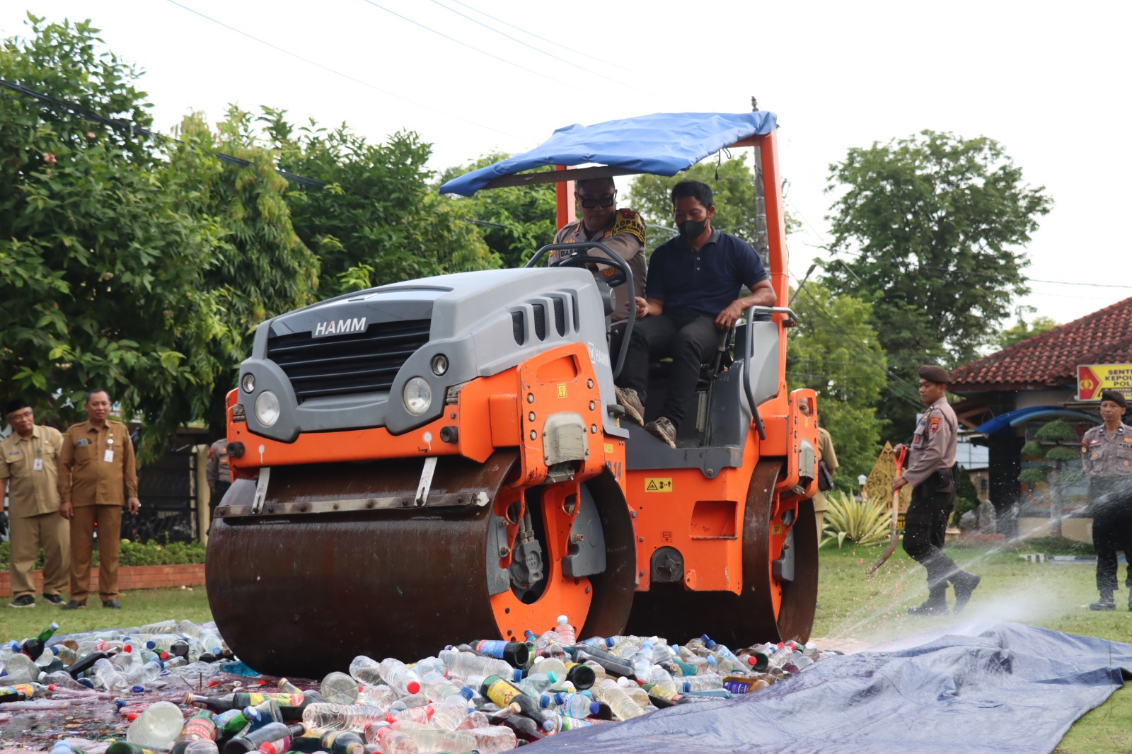 Polres Kebumen Musnahkan 1.717 Botol Miras 