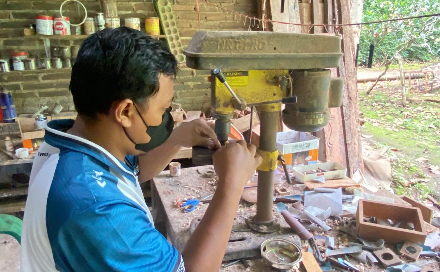 Yogi Sutrisno, Pengrajin Jam Tangan Kayu Larangan: Merawat Waktu dari Sebuah Bengkel Kecil