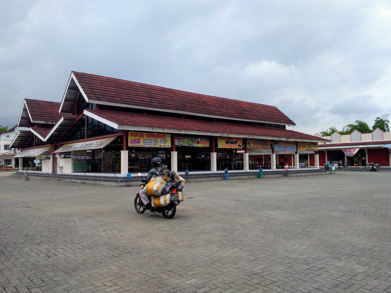 Operasional Rest Area Pasar Tambak Sampai Malam