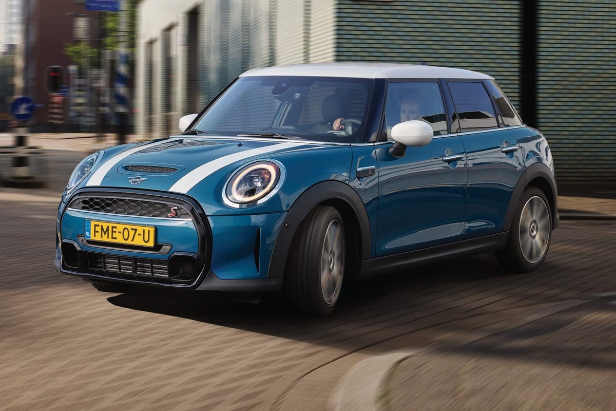 Rekomendasi 3 Mobil Mini Cooper Cocok untuk Mahasiswa yang Ingin Tampil Stylish