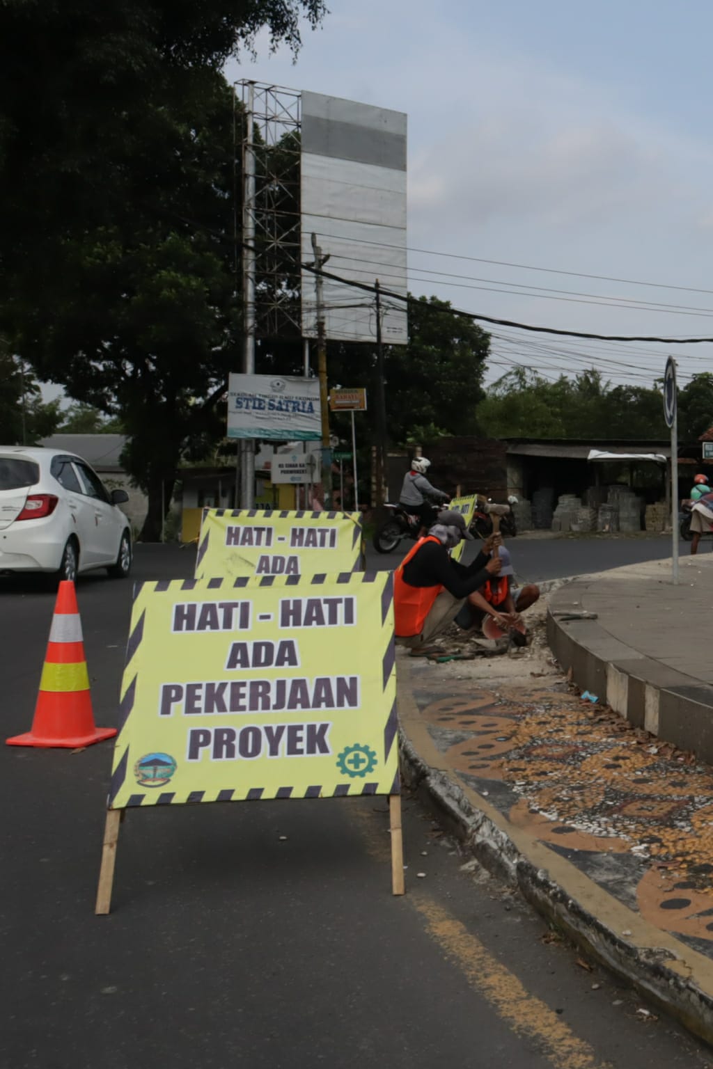 DLH Ganti Kualitas Cor Tugu Adipura di Berkoh Purwokerto 