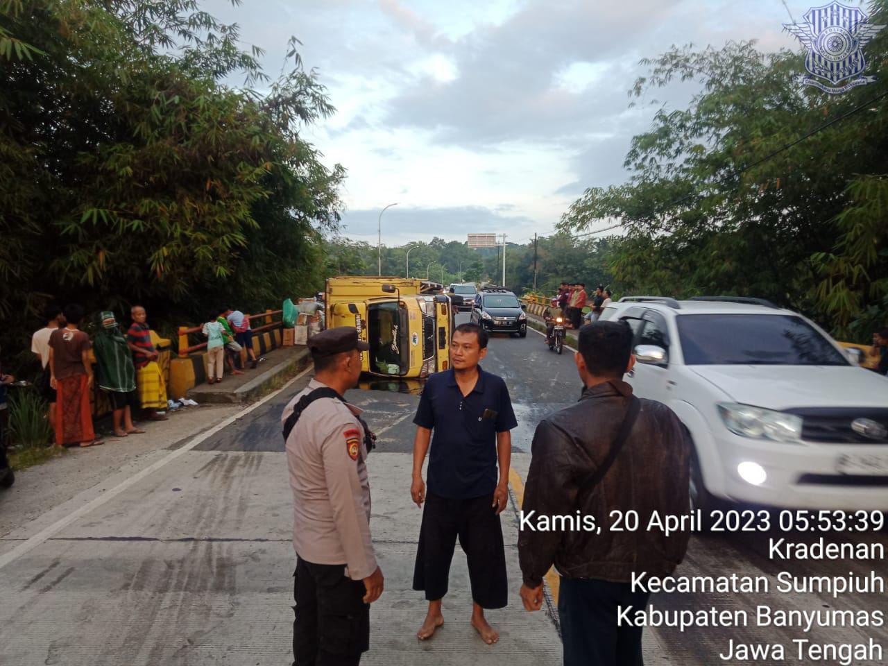 Diduga Sopir Mengantuk, Truk Box Tabrak Jembatan dan Terguling di Jalan Lingkar Sumpiuh