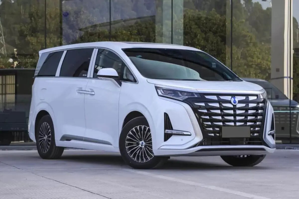 Jadi Pesaing Baru Alphard, Inilah Penampakan Mobil Listrik BYD Denza D9 yang Telah Hadir di Thailand