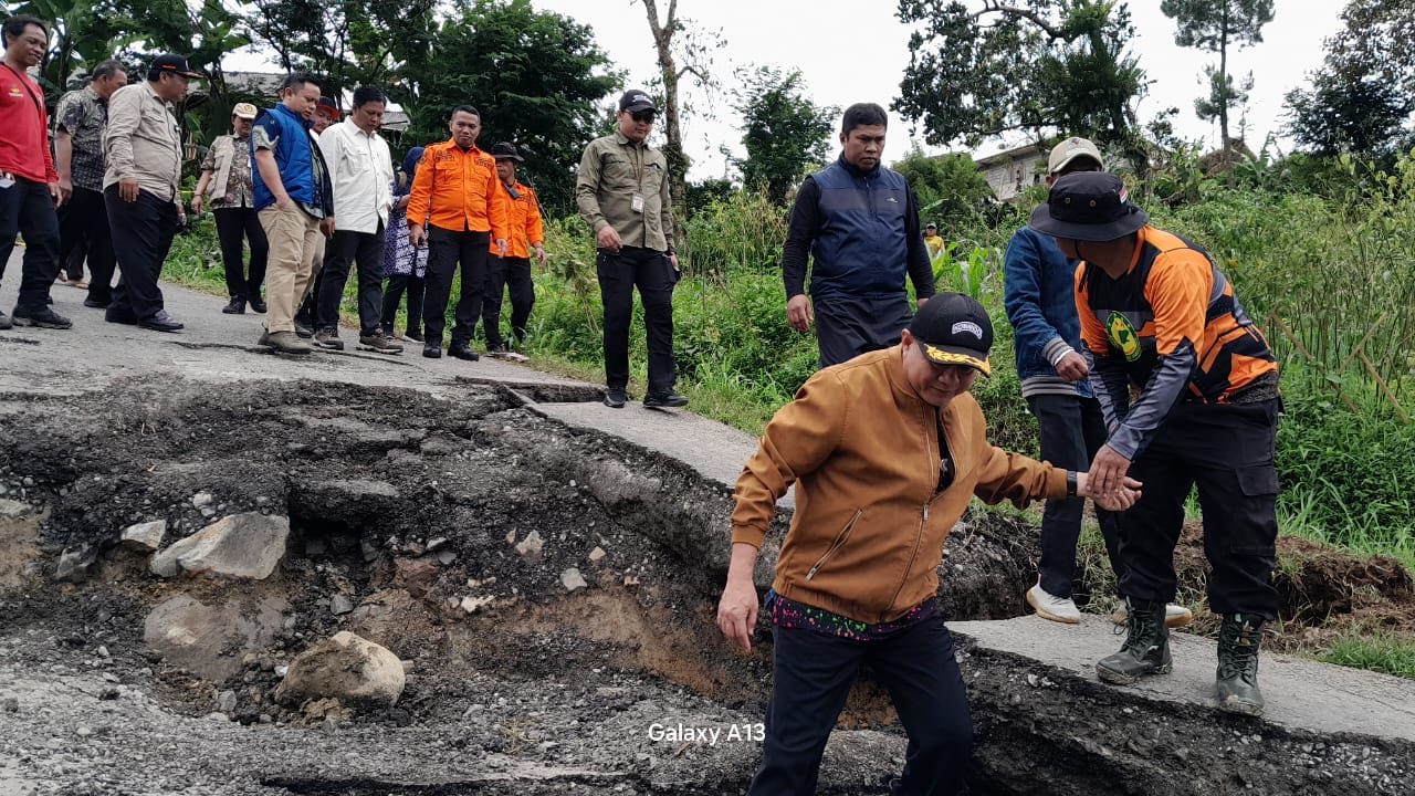 Sekda Banjarnegara Tinjau Lokasi Longsor Desa Ratamba