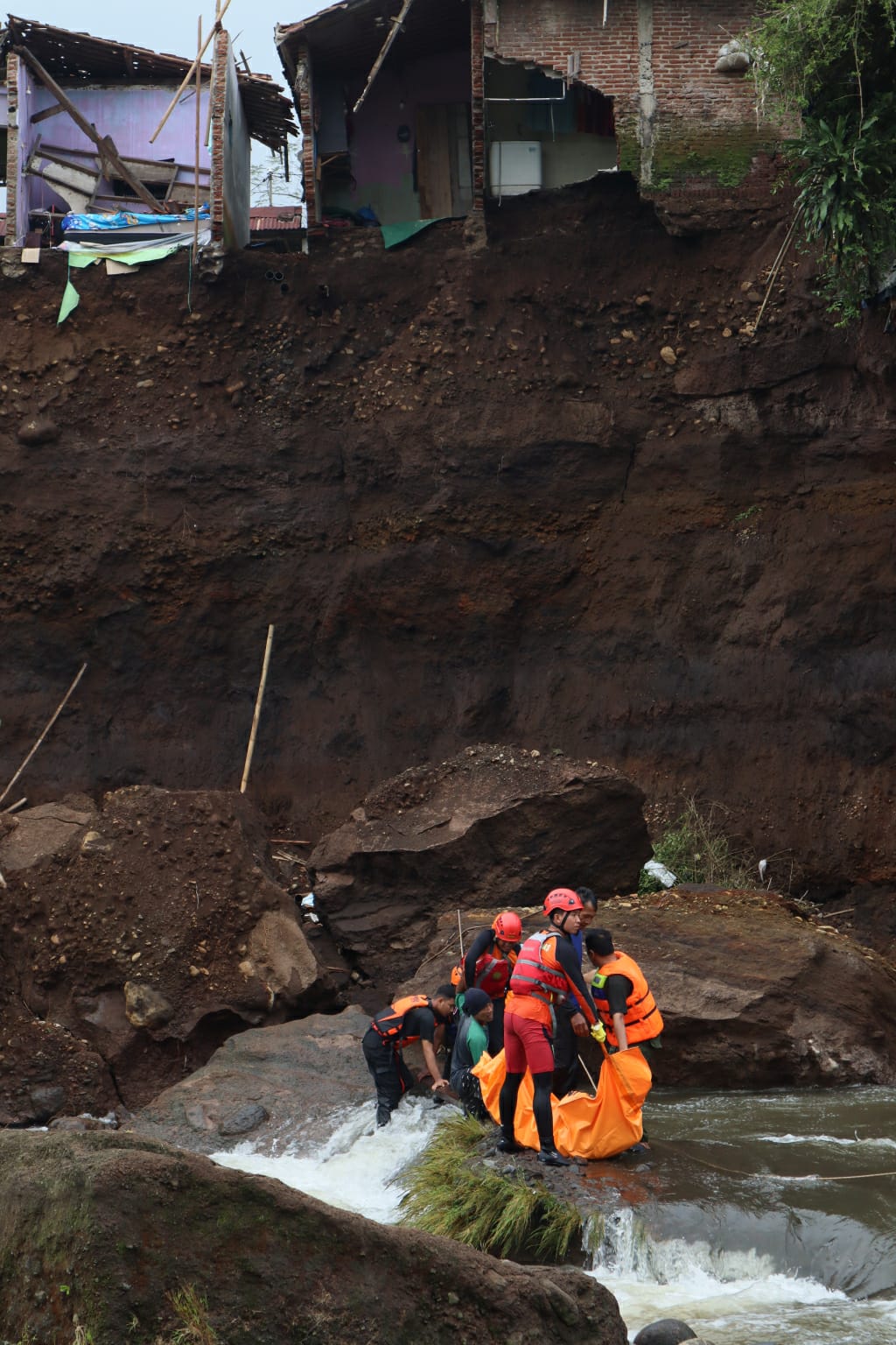 Detik-Detik Longsoran Sungai Pelus Hingga Ada Korban di Reruntuhan, Diiringi Suara Gemuruh Seperti Guntur