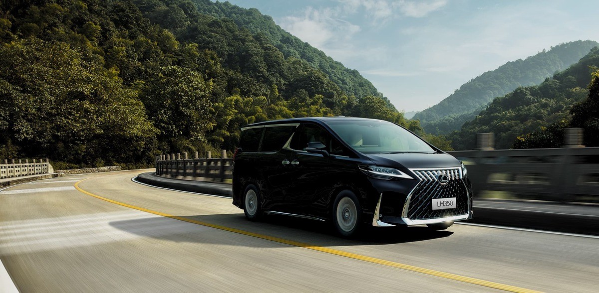 Kenyamanan Ala Sultan, Nikmati Kemewahan Lexus LM350