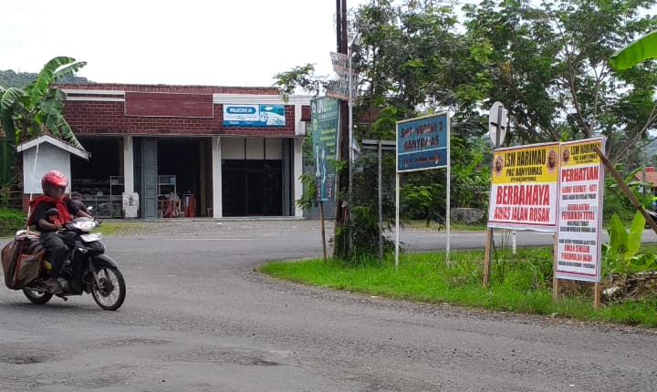 Pasang Papan Aspirasi di Jalan Kabupaten Rusak