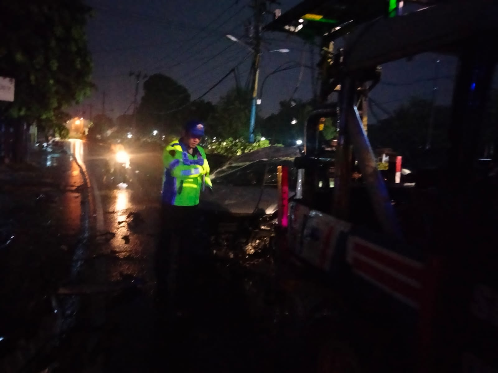 Laka Tunggal, Mobil Honda City Hancur Usai Tabrak Pembatas Jalan di Barat Bundaran Margono. 