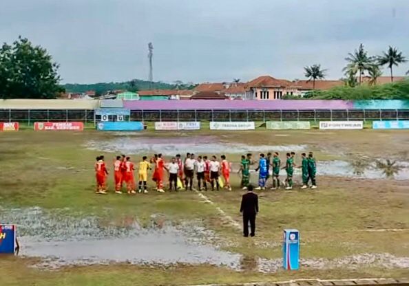  Becek dan Berlumpur, Stadion Chandradimuka Jadi Sorotan