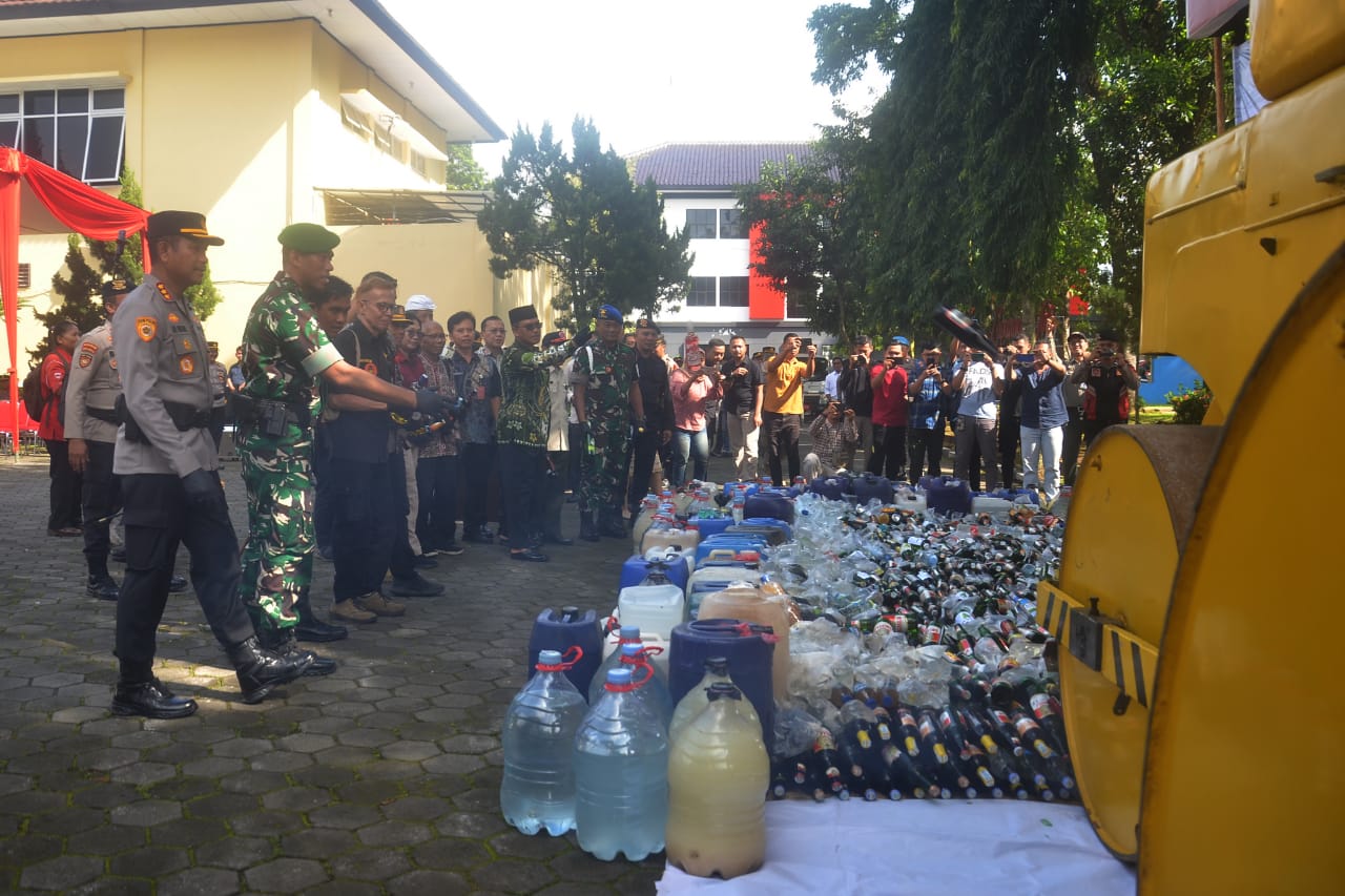 Polresta Banyumas Musnahkan 3.500 Botol dan Ribuan Liter Miras Ilegal Jelang Natal dan Tahun Baru 2024