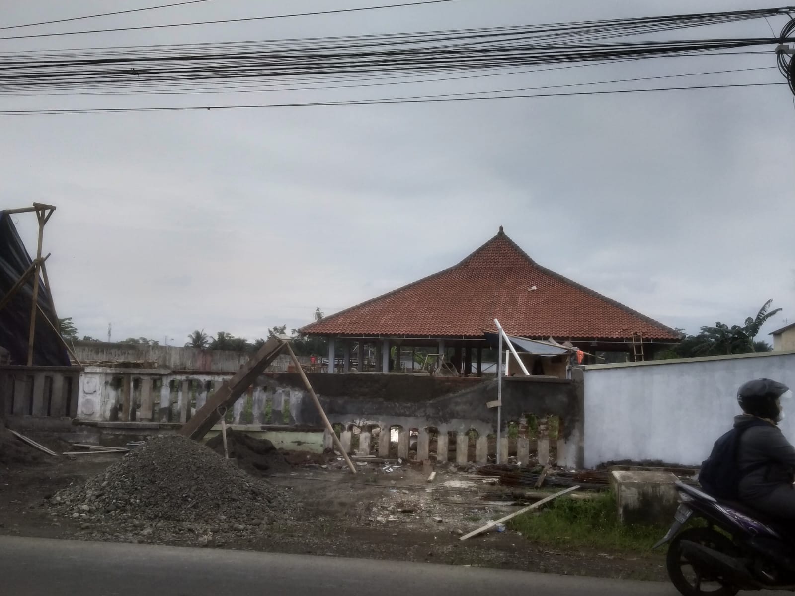 Pembangunan Tembok Keliling dan Perbaikan Pendopo Rumah Singgah Karanglewas Lor Masuk Finishing