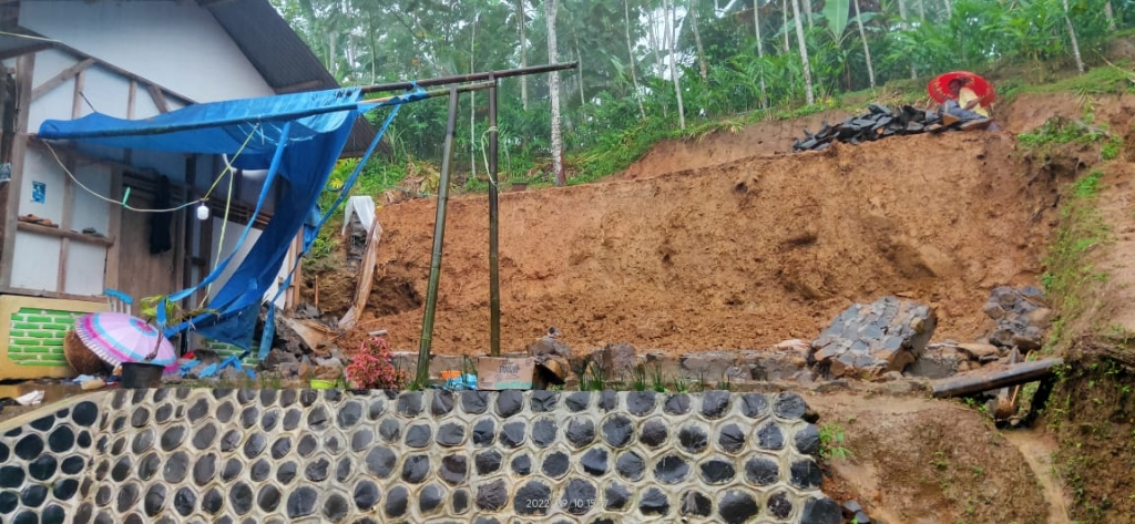 Hujan Intensitas Tinggi, Rumah di Tambaksari Wanareja Cilacap Tertimpa Longsor 