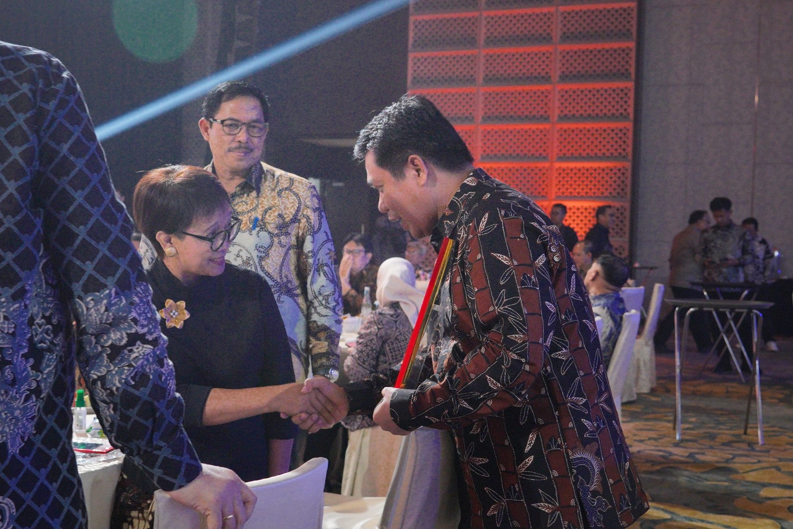 Rektor UMP Bersama Menteri Luar Negeri Sabet Penghargaan di CNN Indonesia Awards 2024