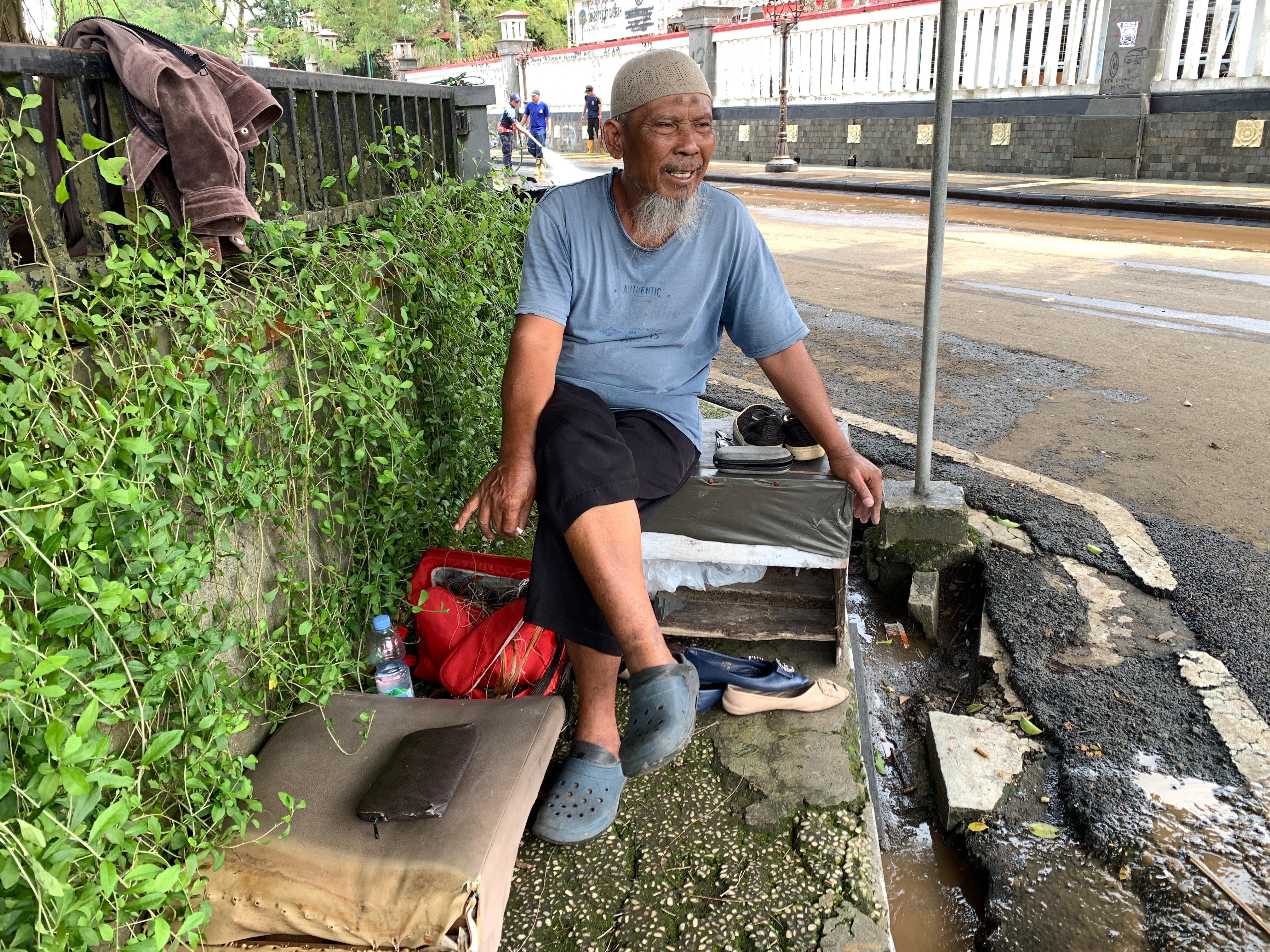 Tangis Tukang Sol di Puing Kericuhan Demo, Alat Kerja dan Sepatu Pelanggan Dijarah Massa 