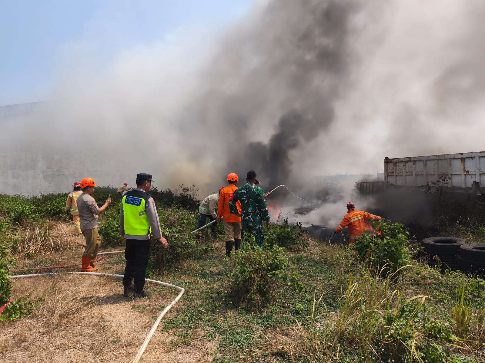 Tumpukan Ban Bekas di Area Persawahan Maos Cilacap Terbakar, Penyebab Belum Diketahui