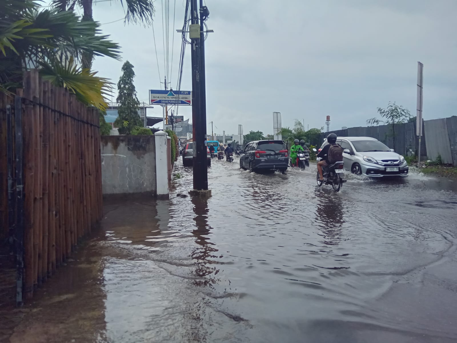 Jalan Kolonel Sugiono dan Sugiri Tergenang, Sampah Jadi Penyebabnya