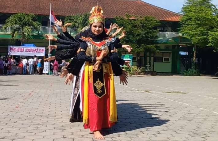 Pagelaran Tari Kreasi Meriahkan Hardiknas di MAN 1 Kebumen